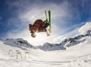 九游体育APP下载-双线传奇，皇家社会险胜葡萄牙，阿克在F1街道赛的赛道接管