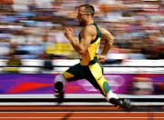 九游娱乐入口-赛道上的棋手，爱德华兹如何以攻防转换艺术主宰F1年度争冠之夜