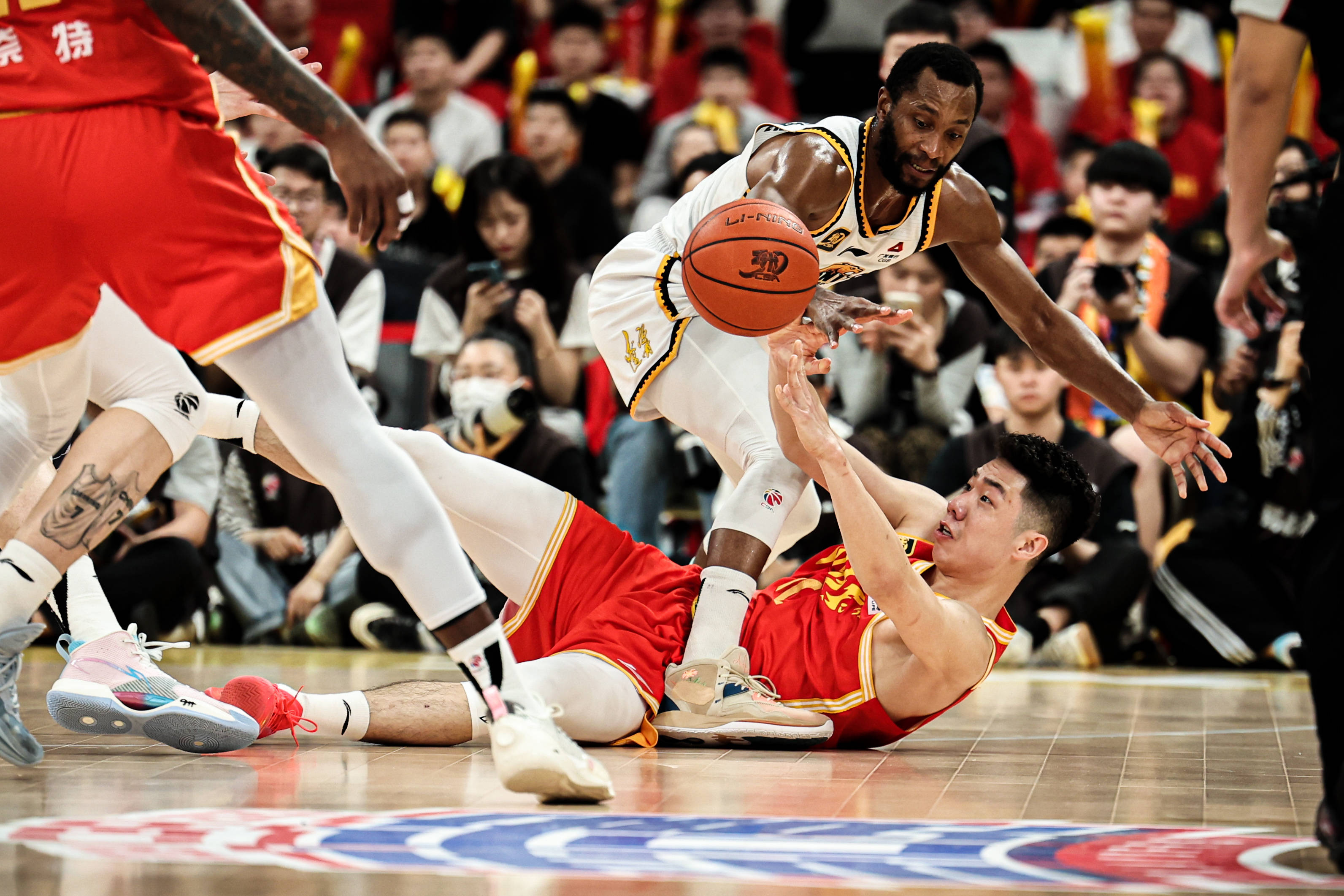 职业篮球联赛半决赛战况激烈，球员个人突破不断的简单介绍