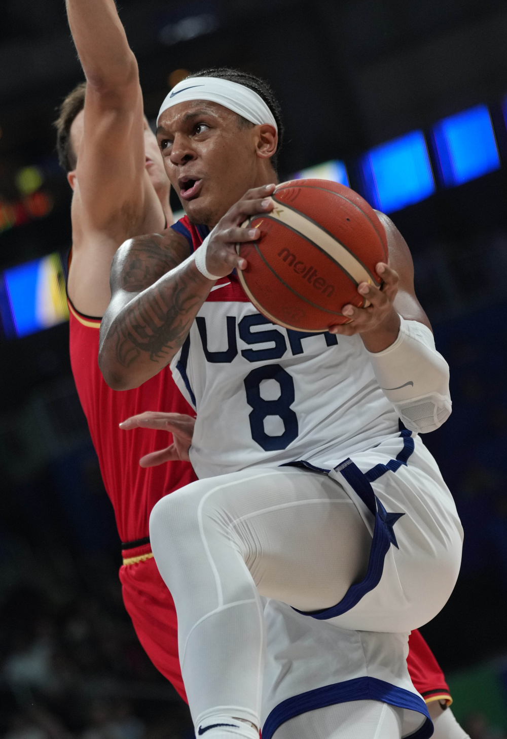 职业篮球联赛半决赛战况激烈，球员个人突破不断的简单介绍