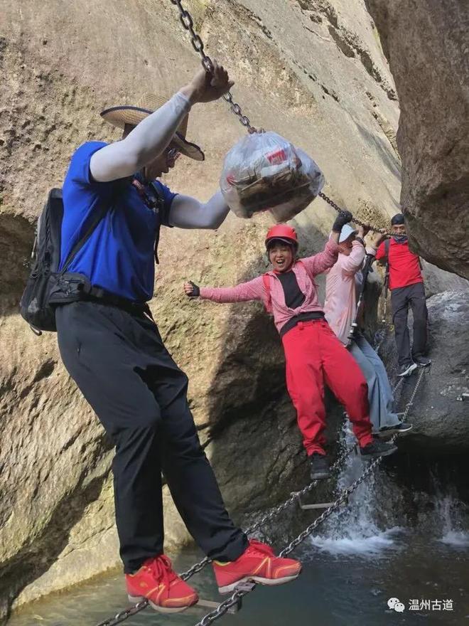 包含PSG力克MAD，Gumayusi极限生还后反打峡谷大战全球总决赛，让粉丝疯狂欢呼的词条