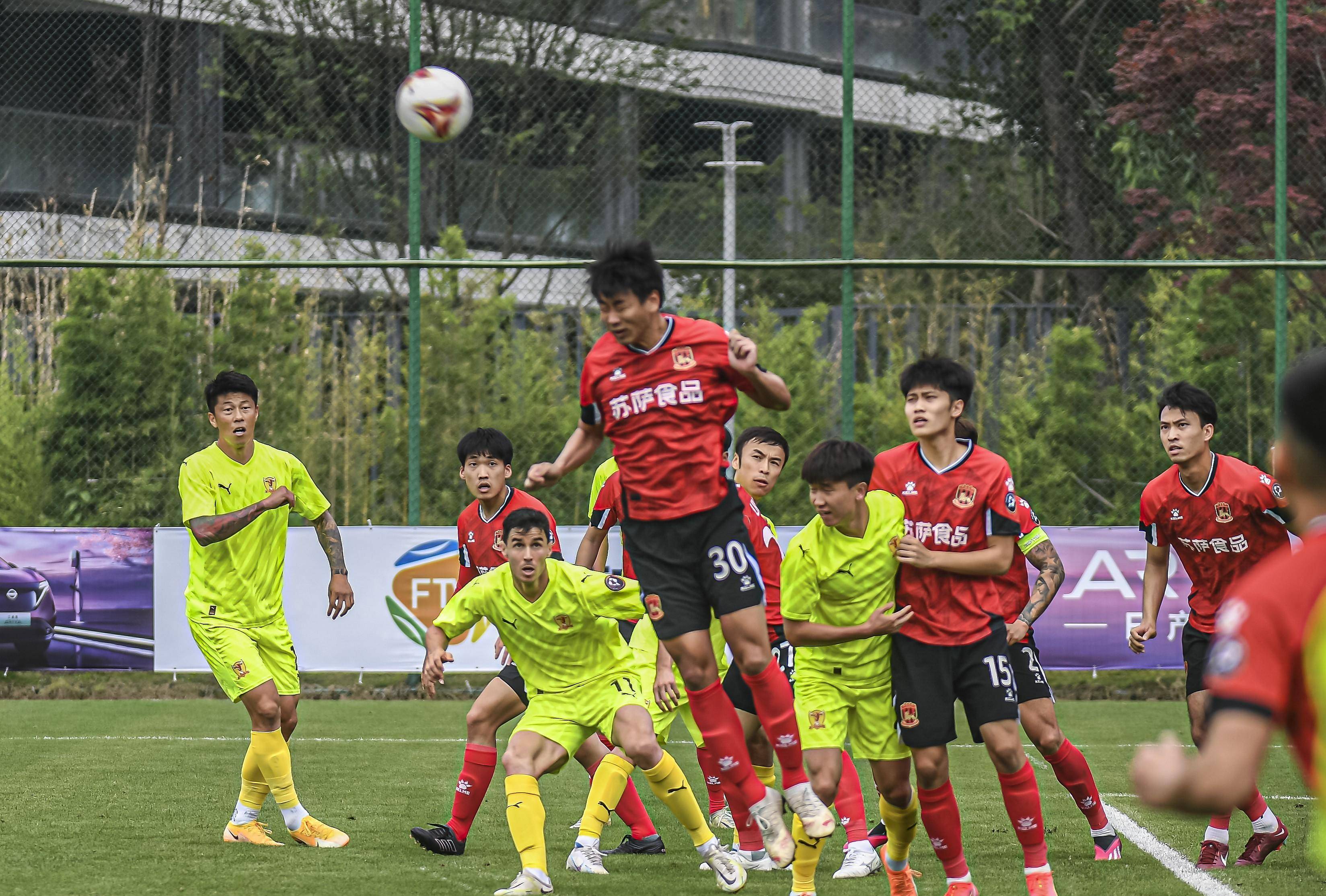 足球比赛开赛，球队备受瞩目，球员兢兢业业