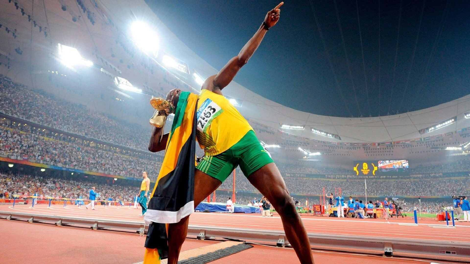 赛道与球场,当F1争冠焦点战遇上上海队碾压老鹰